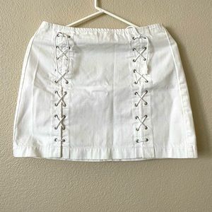 White skirt, it’s in perfect conditions